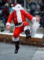 Тысячи разнополых «Санта - Клаусов» вышли на улицы Вуллонгонга, Лондона и Нью - Йорка + зомби вечеринка в Австралии (Видео) 144