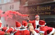 Тысячи разнополых «Санта - Клаусов» вышли на улицы Вуллонгонга, Лондона и Нью - Йорка + зомби вечеринка в Австралии (Видео) 39