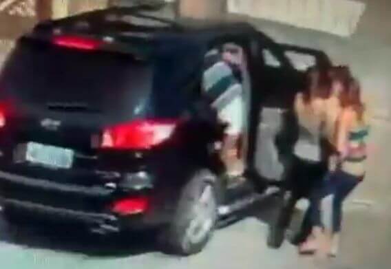 Наглые угонщики чуть не раздавили мать с ребёнком во время угона автомобиля (Видео)