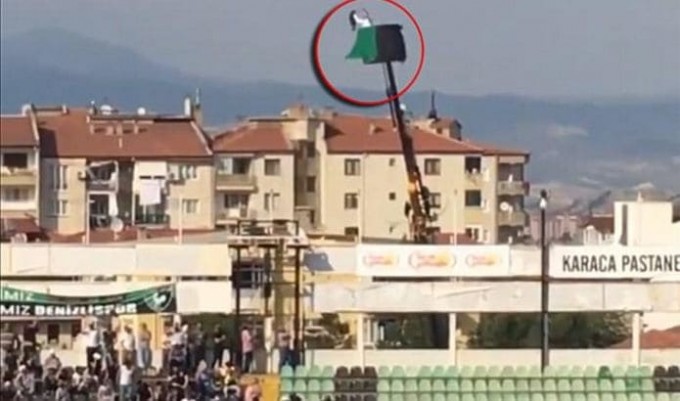 Футбольный фанат нашёл «гениальный» способ, чтобы наблюдать за игрой своего клуба в Турции (Видео)