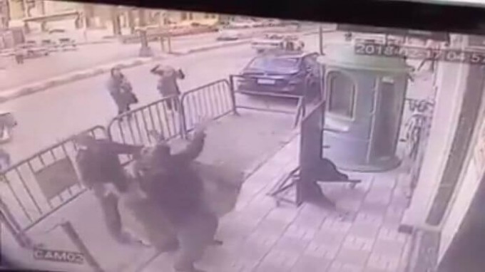 Полицейские успели поймать ребёнка, выпавшего с балкона на третьем этаже дома в Египте (Видео)
