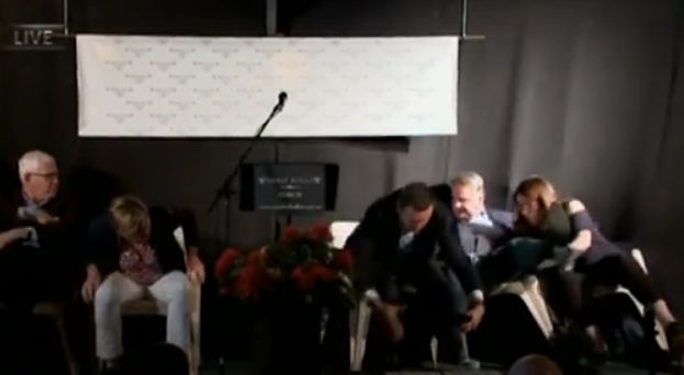 Под австралийским политиком сломался стул во время обсуждения закона о брачном равенстве. (Видео)