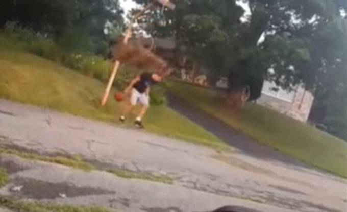 Американец поразил баскетбольную корзину, а потом... она его. (Видео)