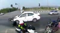 (ШОК*!) Легковушка отправила в полёт мотоциклистку на автотрассе в Тайланде. (Видео)