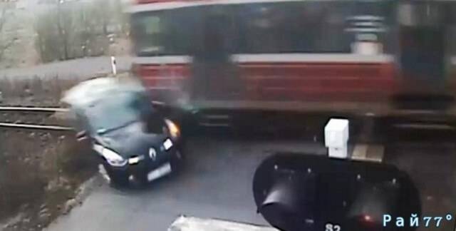 Видео камера, установленная на железнодорожном переезде в городе Рыбнике ( Силезское воеводство, на юге Польши) сняла момент автокатастрофы.