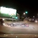 Мотоциклист снёс автомобиль на оживлённом перекрёстке (Видео)