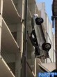Американский автомобилист крайне неудачно выехал с автостоянки на девятом этаже и оставил свой автомобиль болтающимся на проводах (Видео) 0