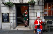 Тысячи разнополых «Санта - Клаусов» вышли на улицы Вуллонгонга, Лондона и Нью - Йорка + зомби вечеринка в Австралии (Видео) 136