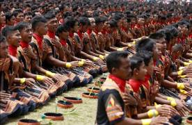 10000 индонезийцев исполнили «саманский» танец для привлечения туристов в регион, живущий по законам шариата. (Видео) 6