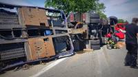 Дорогостоящее ДТП: автотрейлер с автомобилями KIA перевернулся на трассе в Польше (Видео) 7