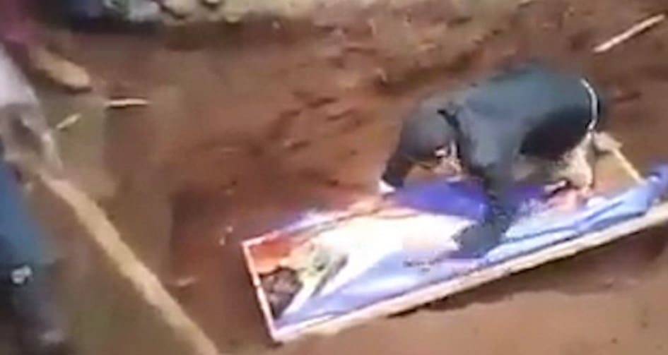Эфиопский лжеколдун был арестован полицейскими, после неудачного сеанса воскрешения (Видео) Эфиопский лжеколдун был арестован полицейскими, после неудачного сеанса воскрешения (Видео)