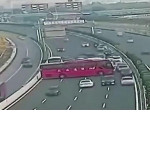 Водитель автобуса умудрился развернуться на оживлённой магистрали и продолжить движение во встречном направлении ▶