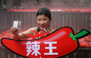 Молодая китаянка, сидя в ванной с красными перцами, выиграла конкурс по поеданию жгучего чили 5