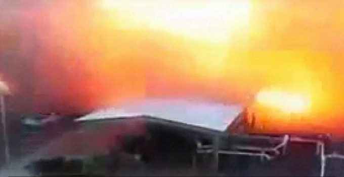 Момент взрыва нефтеперерабатывающего завода попал на видеокамеру в Индии