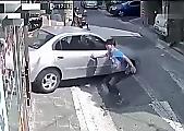 Мотоциклистка «помогла» водителю остановить «убегающий» от него автомобиль и врезалась в магазин ▶