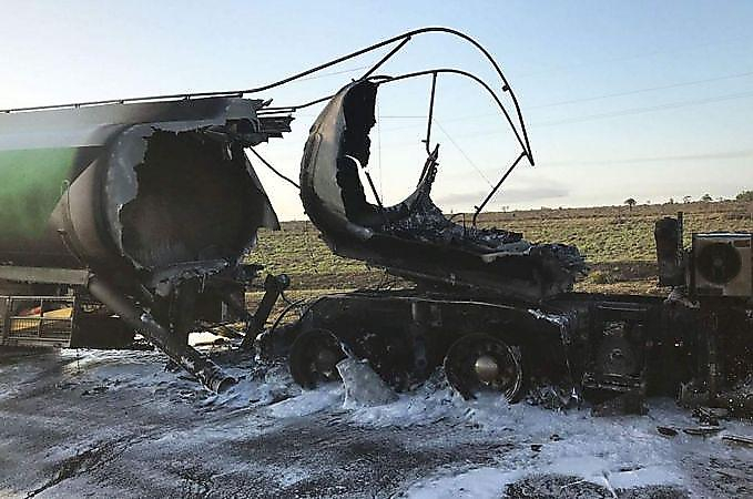 Водитель успел покинуть кабину взорвавшегося бензовоза в Австралии ▶