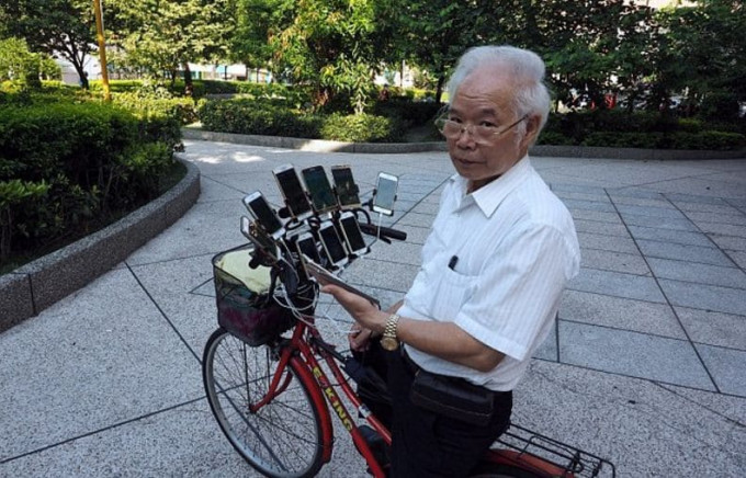 70-летний фанат Pokemon Gо проживает в Тайване (Видео)