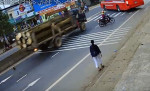 Мотоциклистка отвлекла внимание водителя грузовика, врезавшегося в автобус во Вьетнаме (Видео)