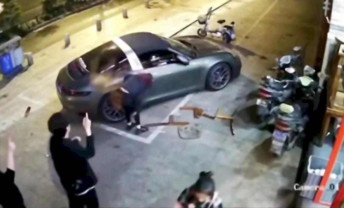 Владелица спорткара пережила удар стулом по голове, выброшенным из окна многоэтажки и попала на видео в Китае
