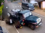 Водитель, «катапультировавшись» из кабины, пережил крушение пикапа с молочными бидонами