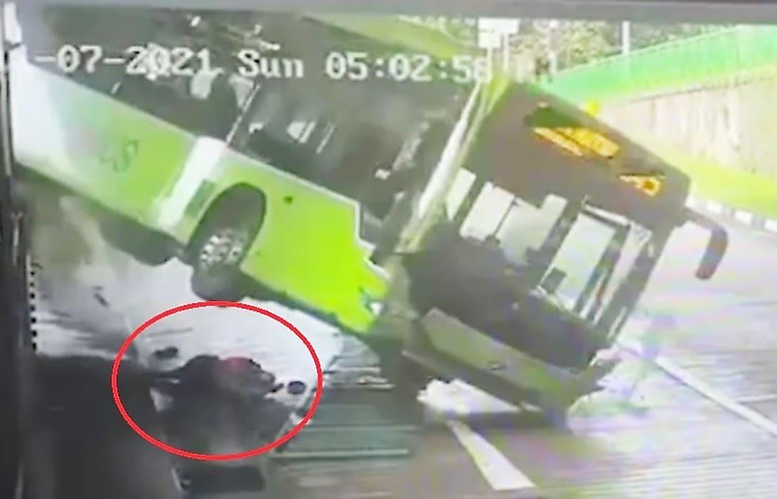 Водитель вылетел из салона и чудом не оказался под колёсами своего автобуса