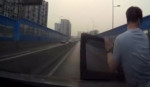 Автомобилист по рассеянности оторвал дверь у своей легковушки во время дорожной разборки в Китае (Видео)