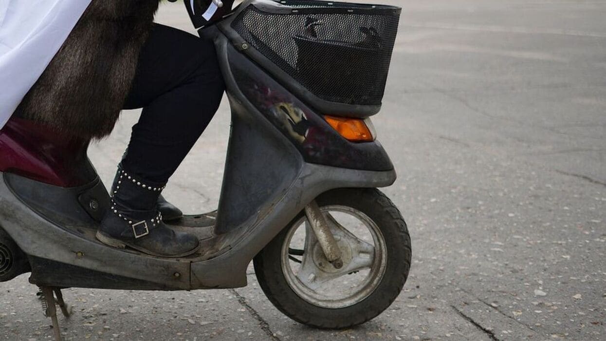 Китаянка комично лишилась скутера на подземной парковке