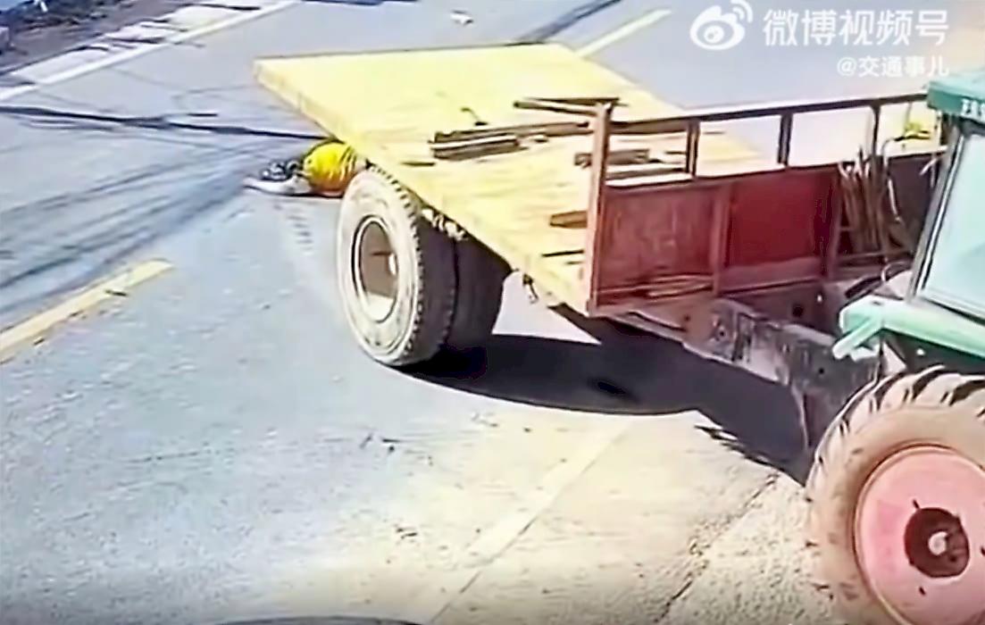 Мотоциклистка уцелела, дважды угодив под колёса трактора в Китае