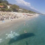 Парапланерист, желая произвести впечатление на жену, совершил жёсткую посадку на пляже в Греции (Видео)