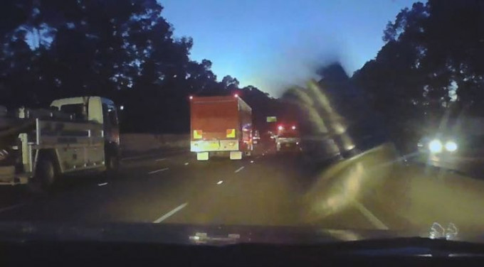 Пивной бочонок пробил лобовое стекло, шокировав водителя в Австралии (Видео)