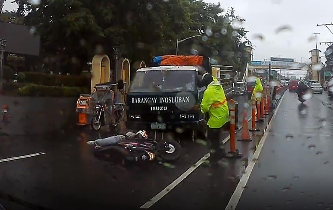 Шлем спас мотоциклиста угодившего под колёса грузовика на Филиппинах