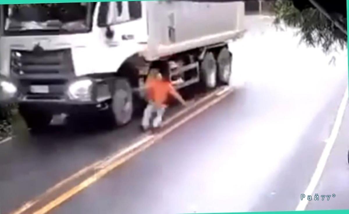 Водитель экстренно покинул кабину потерявшего управление грузовика Водитель экстренно покинул кабину потерявшего управление грузовика