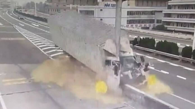 Водитель грузовика, уснувший за рулём, чудом не пострадал, врезавшись в столб в Китае