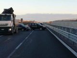 Вооружённые грабители, перегородив дорогу горящими грузовиками, ограбили банковский броневик в Италии 1
