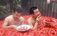 Молодая китаянка, сидя в ванной с красными перцами, выиграла конкурс по поеданию жгучего чили 6