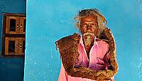 Набожный индиец 40 лет выращивал и не мыл дреды на своей голове ▶ 3