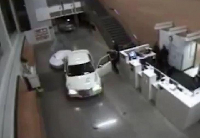 Неадекватная мамаша «припарковала» автомобиль в холле полицейского участка в США ▶
