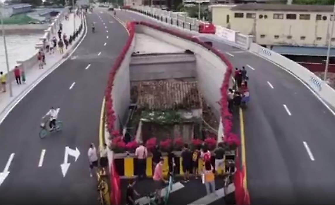 Автомобильный мост построили вокруг дома несговорчивой домовладелицы в Китае