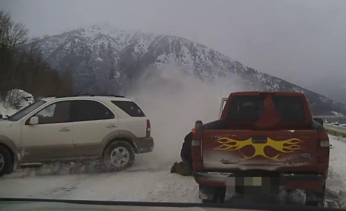 Дрейфующий на скользкой дороге внедорожник, пронёсся в сантиметрах от эвакуаторщика на Аляске