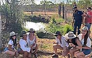 Массивный крокодил испугал туристок, делающих селфи на его фоне - видео
