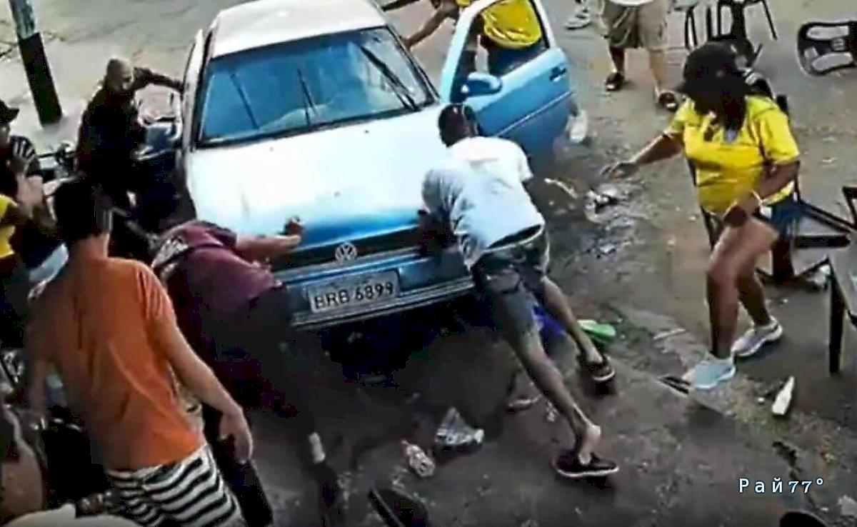 Подросток на автомобиле сбил футбольных болельщиков, собравшихся возле бара в Бразилии ▶️ Подросток на автомобиле сбил футбольных болельщиков, собравшихся возле бара в Бразилии ▶️