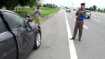 Водитель грузовика вылетел из кабины во время аварии в Тайланде (Видео) 8