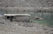 Затопленная древняя деревня показалась из-под воды после поломки плотины в Турции 1