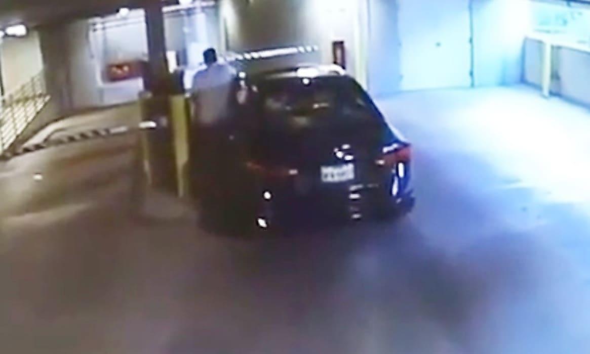 Безмозглый водитель, форсируя шлагбаум, упустил свой автомобиль - видео