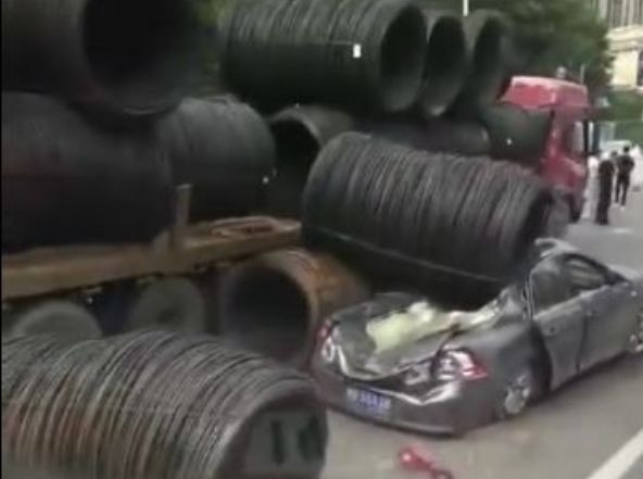 Бухты с кабелем, опрокинувшиеся с грузовика, расплющили легковушку в Китае (Видео)