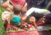 Спасатели вытащили ребёнка, упавшего в 20-метровую скважину в Индии ▶