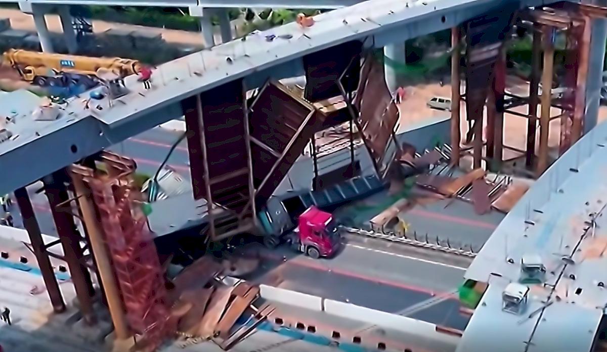 Упавшая с моста балка раздавила грузовик в Китае