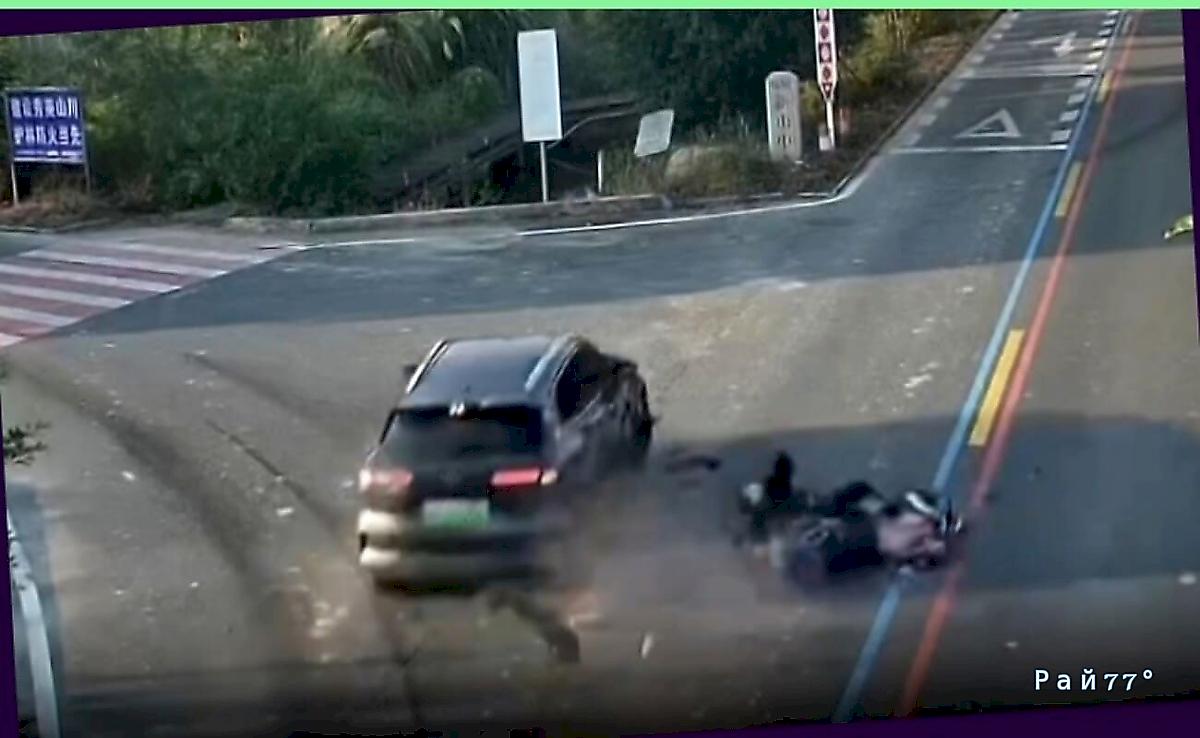 Водитель угробил свой автомобиль, выехав на встречку и сбив мотоциклиста Водитель угробил свой автомобиль, выехав на встречку и сбив мотоциклиста