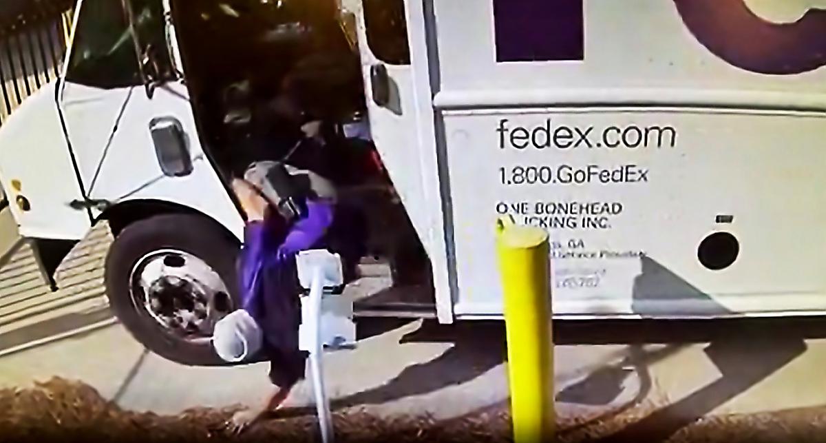 Ленивый почтальон угодил в курьёзную ситуацию, вывалившись из своего фургона