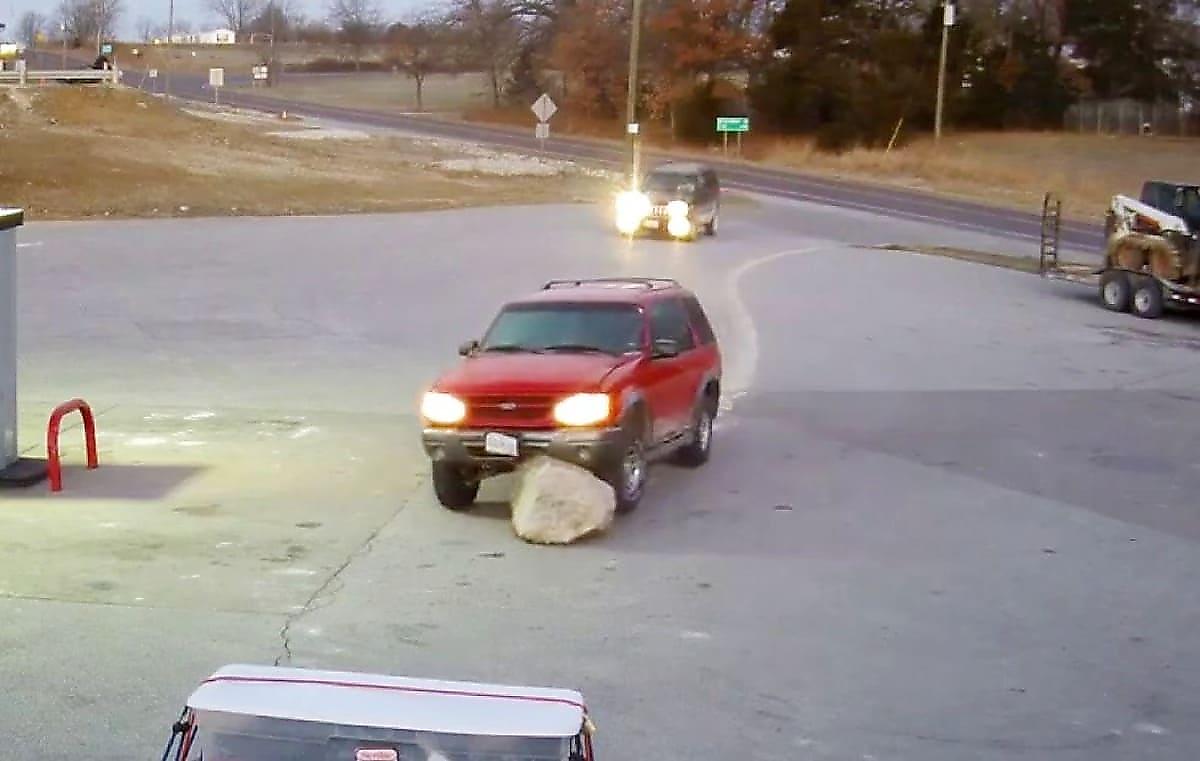 Рассеянный водитель, не заметив булыжник на своём пути, «посадил на мель» автомобиль в США